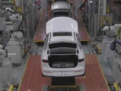 山子高科的全资子公司比利时邦奇公司,作为全球知名的汽车自动变速器独立制造商,以其卓越的产品质量和先进的技术,在全球汽车零部件市场中享有盛誉。该公司在汽车自动变速器领域的深厚技术积累和丰富经验,使其能够为全球众多汽车制造商提供高性能、高可靠性的变速器产品,满足不同车型和驾驶需求的多样化要求。
在汽车行业智能化、网联化的发展趋势下,山子高科积极布局智能网联整车制造和自动驾驶领域,展现出其敏锐的市场洞察力和前瞻性战略眼光。与鉴智科技在智能驾驶领域的紧密合作,为公司带来了先进的智能驾驶技术和解决方案,有助于提升公司在智能驾驶领域的技术实力和产品竞争力,加速智能驾驶技术的商业化应用和普及,推动汽车行业向更智能、更安全的方向发展。
山子高科不仅在新能源汽车领域有所建树,还积极拓展半导体产业链,致力于打造一个涵盖新能源整车制造、半导体先进封装材料、汽车高端零部件、出行服务等多产业的全球化企业。这种多元化的产业布局,使公司能够充分发挥各产业之间的协同效应,实现资源共享、优势互补,提升公司的综合竞争力和抗风险能力。通过整合新能源汽车与半导体产业的优势资源,山子高科有望在全球新能源汽车市场和半导体市场中占据重要地位,为全球用户提供更加优质、高效的产品和服务,推动公司的可持续发展和全球化战略的实施。#科普 #涨知识 #资讯