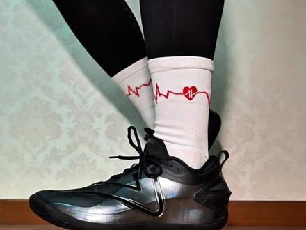 【布拉格方程】匹克将军黑武士上脚初体验 【布拉格个人基础信息】
【身高】183㎝
【体重】77kg
【脚型数据】脚长265㎜脚宽99㎜偏瘦脚型,前掌不厚,肉不多。
【⚠️尺码建议】本人耐克普遍42.5(偶尔43),李宁普遍43,普遍选择内长270㎜或者275㎜的球鞋,将军我选择42码比较合适,缓震中等,大体重后卫慎选❗️
【位置打法】后卫,6突4投,技术流,爱变向,爱急停,脚步灵活。
【球鞋偏好】对于缓震,由于右脚后跟挫伤,对球鞋不追求极致贴地,但要求重心低的情况要有充足的缓震,尤其缓震要出色。
对包裹不追求超级紧致,贴合舒适均匀最好。
#内容启发搜索 #球鞋 #好鞋推荐 #内容过于真实 #哎呦喂你鞋真好看