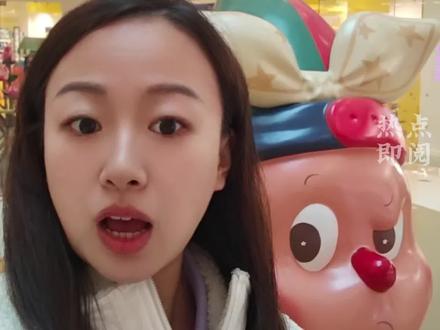 11月6日,泡泡玛特官方直播间内,工作人员手持新推出的“DIMOO新生日记系列挂链盲盒”时,一句脱口而出的“这东西卖79块钱,确实是有点……过分了”,瞬间点燃了网友的情绪。而另一位工作人员的回应“没事,会有人买单的”,更是将争议推向高潮。我认为,这本质是对消费者“情感消费”的轻视,暴露了商家“重利润、轻体验”的心态。#泡泡玛特翻车戳破高溢价新衣#情感消费不应异化为割韭菜#泡泡玛特 #DIMOO#媒体精选计划