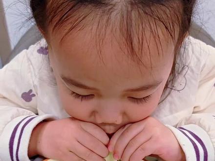 科学魔法时刻!一根菠菜放进水里,咕嘟咕嘟吹出泡泡,娃玩嗨了!#科学小实验 #亲子手工 #在家早教#科学启蒙 #早教游戏