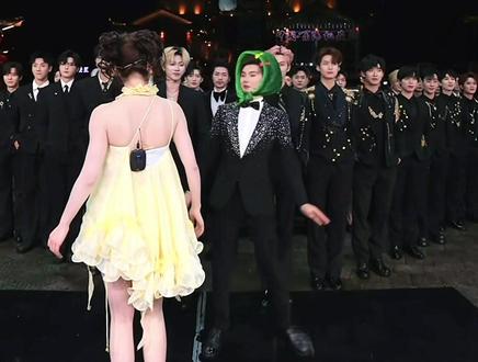 #龙浩天酉阳大舞台 #龙浩天瑶瑶合体 #龙浩天求偶舞 #晚安大小姐 #龙浩天为什么这么火 哈哈~龙队长今天对瑶瑶队长开屏了😂@龙浩天🐲(酉阳桃花源摆手堂直播) @瑶瑶小撑腰☀️