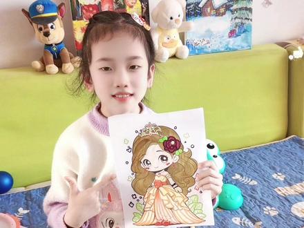 参加隆重舞会的小公主来了,有着出众的气质,扭动着曼妙的身姿,提着华丽的公主裙,舞动着迷人的披发,在人群中大放光彩,天仙下凡一般,美丽极了~#小公主简笔画 #画画 #每日一画 #画画的小姐姐