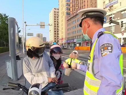 当骑车突然被交警拦下#唐山 #交通安全 #骑电动车戴头盔