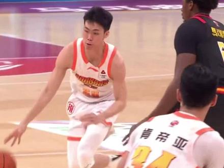 庞峥麟生涯最难一战!6次失误创阶段新高,深圳防守部署直击要害 #cba热门 #庞峥麟