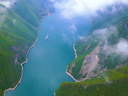 #诗词 天门山的雄奇壮观,楚江水的奔流浩荡和诗人的意气风发。#李白