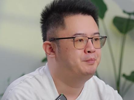 浙江文科生最低多少分能上本科? 不少浙江文科考生和家长都在问,到底考多少分才能稳上本科?结合 2025 年的数据给大家梳理清楚,2026 届考生可以直接参考。去年浙江高考特控线 592 分,对应位次 61619 名;一段线 490 分,对应位次 184372 名。要提醒大家,特控线不等于省重点线,一段线也并非真正的本科线。想留在省内读省重点院校,最低要考到 587 分,像浙江海洋大学的商务英语、旅游管理,位次大致在 67000 名上下。如果目标是省内公办本科,分两种情况:浙江外国语学院广告学(中外合作)最低 558 分,位次约 102000 名;介意中外合作高昂学费的话,就需要考到 569 分,可报考衢州学院旅游管理,位次大概 89000 名。省内民办本科的最低录取分为 527 分,浙江越秀外国语学院的波兰语、葡萄牙语、网络与新媒体等中外合作专业,位次在 14 万名左右。整体来看,对于 2026 届浙江文科生而言,分数如果低于 527 分,在省内基本就没有本科院校可以就读了,大家一定要心里有数。#升学规划 #家长必读 #高考 #志愿规划 #文科生