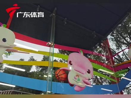 11月15日,第十五届全国运动会田径项目核心赛事在广东奥林匹克体育中心主体育场正式拉开帷幕,赛场内外洋溢着滚烫热情。广东奥体中心体育场外,观众提早一小时抵达便排起长队,只为见证田径盛宴的开启