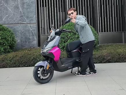 雅迪白鲨150下赛道 娇小车身,在街道里和赛道里游刃有余#雅迪白鲨 #雅迪电动车 #电摩 #电动车 #雅迪白鲨二代