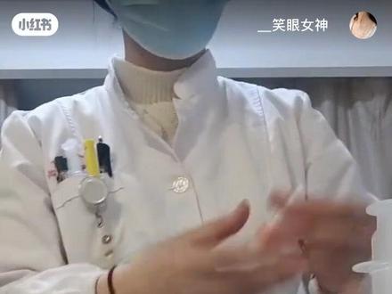 #护士懂护士 #护士 #护士日常
小护士 配皮试头孢皮试配置公式:一支头孢克数×4即得出所需加的盐水毫升。如:将1g头孢唑肟×4即加入4ml氯化钠注射液,混匀后用1ml注射器抽取①0.2ml加入0.8ml氯化钠注射液,推掉0.9ml②余0.1ml加入0.9ml氯化钠注射液,再推掉0.9ml③余0.1ml加入0.9ml氯化钠注射液就配成了(抽三推二)#热门