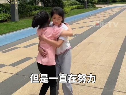 创造奇迹!#脊髓损伤女孩每天坚持锻炼 ,曾被医生诊断一辈子坐轮椅的她,现在能走能跑能跳,甚至还能玩滑轮、骑单车和游泳。她的每一步,都让人泪目!