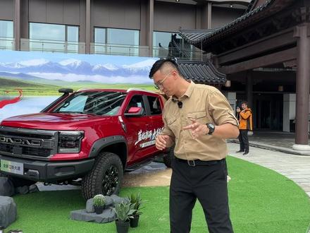 去北极探险 全新江铃大道敢探者怎么改? 我印象中只有两类皮卡,干活的和家用的,商用皮卡不需要多大的改装潜力,而家用车要兼顾日常通勤、自驾旅行、越野穿越、探险保障等等用途,改装潜力格外重要。官改版本的敢探者,只需简单改装即可完成北极探险,了解一下?#全新江铃大道 #江铃大道敢探者 #硬派越野 #越野车 #皮卡