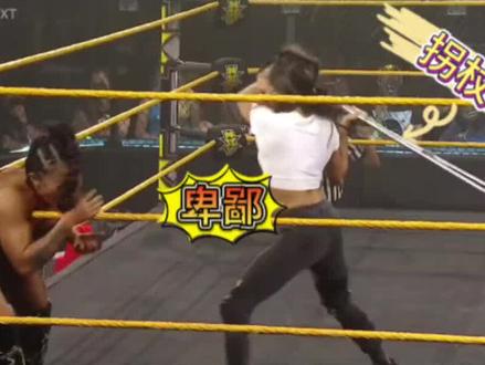 瘸腿老外用拐杖爆打李霞,李霞1V2将其暴打猝死擂台 #搏击 #摔角 #综合格斗