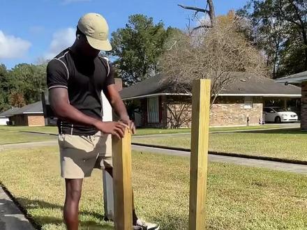 国外一个好心的小哥帮助邻居更换邮箱