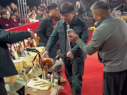 南校长乡村大舞台套圈你就来 昨天截屏抽奖中奖粉丝来现场领奖电动车一辆#抖音 #南校长大舞台 #南校长大舞台套圈你就来 #南校长