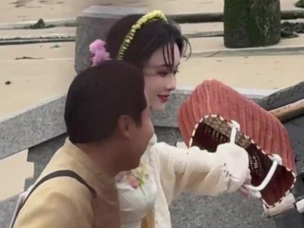 孟子义解锁泉州簪花造型,没成花仙子啦 #孟子义#跑男#路透#明星同款