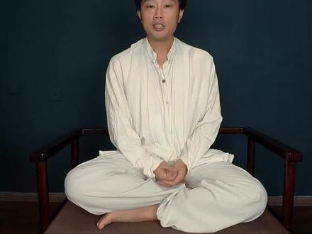 静坐虽然很养人,但也要调整好静坐的身体姿态,这七个要素很重要 #静坐 #盘腿