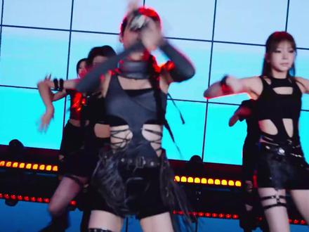 今天为你安利:A2O MAY 努力营业却被当实验团,唱跳具佳但是不中不韩,李秀满离了SM还有没有力气和手段?今天为你安利:A Two O May 。你可能对这群女孩的印象还停留在去年的歌曲BOSS,干净的鼓点,帅气的唱腔都很好的展示了女团的铁味,很有反差魅力,而且你不会觉得女爱豆在这首歌里在扮演男人或者崇拜男人,而是力量感的帅气。回看当时,还不知道满子前作小吒吒也会在二五年扎根铁味,这么一看怎么不算一种SM的一脉延续呢,是很巧妙的心有灵犀。之后推出的Bigger Badder Better则是更多的聚焦在了满子的整个家族体系上,与练习生一起完成了歌曲,估计更多的也是出于家族IP的考量,感觉满子在下一盘很大的棋。10月推出歌曲PAPARAZZI ARRIVE。
听感非常好,很标准的女团流行曲,听感流畅入耳又带感十足,还把BOSS的气场续上了,舞台和MV里都大胆使用了运镜,一下子让我想到了SM的很多作品,还是那个帽味,一瞬间有和熟人对上暗号的感觉。这首歌还找了满子的男练做了challenge,感觉男爱豆女爱豆都特别适配。虽说我们这舞台和宣传机会少,但是过去的一年还是能看出满子在尽可能的接上资源,上音乐节,出舞蹈版,开粉丝见面会,本来害怕是实验团满子会不上心,团队劲都往一处使呈现的效果真的很不错,第一次看有被李诗洁亮眼到,歌曲中文填词也不会尴尬,有点出乎意料。
之前刷到的一些物料切片会感觉移植了KPOP的策划和制作,转成中文版感觉怪怪的,今天新发的新春特辑团综好了很多,成员也是感觉是性格特别好的姐姐们,这里尤其安利一下曲唱小姐姐哦,感觉人特别好,综艺效果也很不错,很有性格魅力,还有就是感觉姐几个真的特高,难以想象居然跳舞这么好,感兴趣的小伙伴可以去了解下哦。视频的最后我强调一下,这期节目纯纯真心安利,毕竟满子现在还只会买买大眼通稿呢~#李秀满 #A2O #女团 #A2OMAY #爱豆