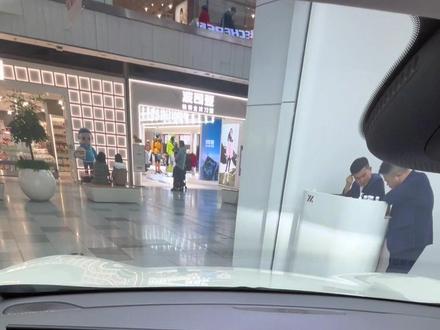 LS6的流媒体后视镜你知道怎么打开吗?
#智己汽车 #智己ls6#智己LS6