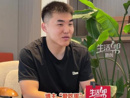 12月11日,山东菏泽,24岁小伙靠煮蛋秘诀涨粉超三百万,昵称叫“爱吃蛋”,粉丝也爱吃蛋。“有人叫我#蛋神 、鸡蛋仙人、鸡蛋大王,我觉得这些称谓都太大了,我担不起。”#煮鸡蛋 #媒体精选计划