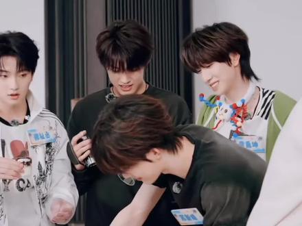 穆祉丞你一直找机会靠近真的很明显知道不,还有王橹杰你偷看也是!!!#橹穆