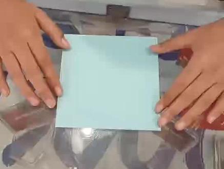 今高兴,我来教大家做一个手工书签!