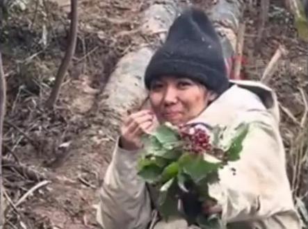 我就说冷美人不对劲吧!
特地查了一下,才恍然大悟,
她在参加荒野求生之前,还夺冠了《
躺平大赛》的第一名,直接拿到10万元奖金。
我专门搜了一下《躺平大赛》规则:
冷美人参加的《躺平大赛》规则十分严苛。参赛者全程必须保持躺姿,仅允许翻身和使用手机,可以看小说,不可以起身与如厕,更不能睡觉,最终坚持到11小时的人可夺得10万奖金。
而冷美人坚持了11小时10分钟,获得10万元奖励。总共96人参赛,冷美人就成了第一,有人说这多简单啊,就躺着,我能趟一天,可是不能上厕所你做得到吗?反正我做不到。
所以在荒野求生中冷美人这么能扛,我也就不意外了,但是这次估计冷美人小看了,这可不是躺着就能解决的,必须要主动出击,生存下去才是第一,能扛是其中一个因素,但不是最重要的因素。你们说对吗?
#冷美人#社会热点 #百姓关注 #上热门🔥