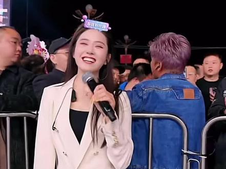 他的师傅是谁 是苏潇潇吗
#豆豆吃不饱 #苏潇潇 #遵义凤凰山文化广场