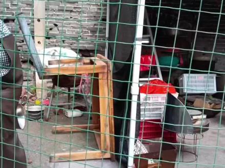 大淮北.水饺哥
寻访古今萧淮
萧县黄口暴动遗址
该旧址为一座青砖炮楼,现伫立在黄口街道旁的一个角落里,它是20世纪初黄口地区的大地主邵世恩任国民党八区(黄口区)看家护院建立的。
1930年,这栋建筑见证了萧县革命的第一枪,目睹了国民党黄口区政权的崩溃。
黄口位于萧县西北部,西与砀山县、南与酒店乡,东与闫集镇,北与新庄镇相连。黄口镇一直享有萧县西大门之称,历代帝王将相称雄争霸,都把黄口镇当作重要据点进行争夺。
黄口镇可以说是一座名副其实的火车拉来的小镇, 说先有黄口站,后有黄口镇一点也不为过。民国时期,铁路开始兴建,黄口镇火车站于1915年建成,是贯穿中国东西“大动脉”陇海铁路上的关键站点,是连接丰沛萧砀的一粒关键纽扣。
1927年,小站迎来了它的重要时刻。此刻国民党内部“宁汉”之间破裂已成定势,国民大革命成果危在旦夕,蒋介石急需“拉拢”冯对抗来共同对抗武汉的汪精卫和中共。1927年6月,蒋介石率李宗仁等徐州将领,乘专列西上迎接冯玉祥,在黄口火车站举行了隆重的欢迎仪式,蒋、冯在此结拜为兄弟。可以说,对国民党政权来说,黄口的地位至关重要。