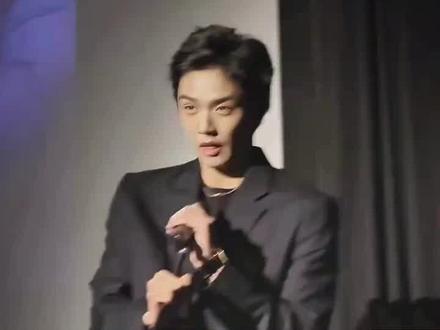 现在都不戴婚戒了 #周峻纬英年早婚 #公众人物的烦恼 #娱乐八卦