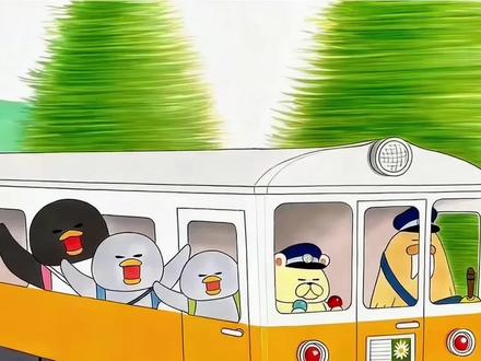 《坐火车去旅行》🚃 小企鹅去旅行系列:🚂小企鹅姐弟第一次独自坐火车去看爷爷奶奶!
打开便当盒的那一刻,隔壁座位的乘客都馋哭了🍱
火车上遇到好心大叔帮忙找车票,教会孩子“遇到困难别害怕”
终点站到了——海边小镇、热闹商店街,还有翘首以盼的爷爷奶奶👵
适合2-5岁,带孩子感受第一次独立旅行的勇气与温暖✨#利莎讲绘本 #儿童绘本 #旅行绘本 #睡前故事推荐 #小企鹅去旅行