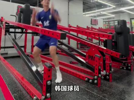 同是亚洲球员,为什么韩国人高强度身体对抗完全稳得住? 高水平球员想提升身体对抗,一定不要只练基础力量,一定要加入足球专项的身体对抗训练,很多人纳闷韩国球员身材不算壮,和欧美球员肉搏却丝毫不落下风。秘诀不在传统杠铃健身,而是这套足球专项对抗滑轨训练。普通力量只练肌肉爆发力,赛场对抗是持续多角度冲撞,重点要练力量传导与卸力缓冲。后卫练正面卡位抗冲击,前锋练背身扛人护球,激活深层稳定肌群,对抗不丢重心还能减少伤病。想提升身体硬度,一定要练贴合实战的专项力量!#足球训练 #韩国足球 #身体对抗 #足球力量训练#足球专项训练