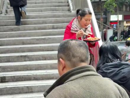 5块钱的雅座我高低去试试 #重庆 #美食 #糯米饭 #搞笑 #抽象