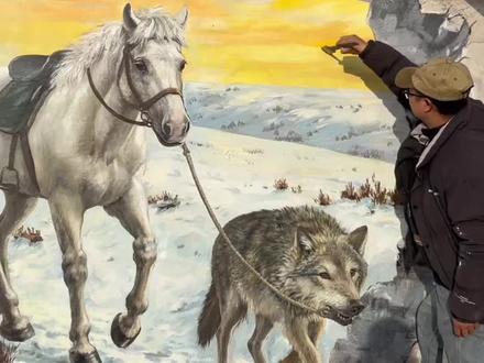 我用写实油画笔触做3D墙绘。这幅墙绘壁画未必惊艳,就像电影上映一样,大家更关心的是它背后的故事,我画的是:狼王格林在妈妈李微漪崴脚之后,他跑了,为妈妈牵来了马,妈妈露出来了甜甜的笑。
狼王特别独立,自己的事情自己做,会接水喂孩子,在草原上盗猎者很多,生存很困难,但狼王总能解决复杂问题。很多人都问,格林还活着吗?我想说的是不管什么动物都会有离开这个世界的一天,如果他能永远活在我们心中,那难道不是另一种活着吗?在画画这件事情上,我会一直再接再厉。#墙绘 #写实油画 #格林 #3D立体画 #创作者中心 @大鹏有画