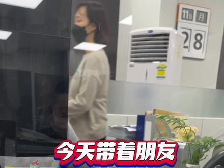 今天带着一位也是从别的国家入境韩国的朋友,来银行办理韩国法人投资的初期业务,朋友是打款了一半剩下的一半直接带过来的,我们直接在银行做了投资申报然后办理了外汇账户,在将美金汇兑成了韩币,这就完成了韩国法人投资申报的第一步,接下来就是选址和做法人登记,然后准备好所有材料申请D8登陆资格就可以了,只要钱一到账这个办理速度就很快了,值得注意的是,带韩国以外的资金进入韩国的时候一定要做海关投资申报,如果不申报这笔钱作为投资款也是不能给认定的,在外面跑了一天,我们肚子都饿了,路遇一家麻辣烫,菜品食材也都很新鲜,点了一堆的菜,味道也确实不错,雨天吃麻辣烫也很配,人家可能都是一天吃三顿饭,我在韩国基本上一天都是两顿饭,而今天这两顿饭隔的时间也太短了,刚跟朋友吃完麻辣汤,又跟家人吃了一晚排骨汤,这排骨汤雨天吃味道也不错,这一天给我饿完了,连二茬都一点没剩,开了一天车老眼昏花两眼一抹黑,我都不知道怎么把车开回家的,路上大雨哗哗滴我是左右分不清前看不到边后看不到岸,作为十多年的老司机真的体会了一把什么叫做半夜惊魂,回到家里两腿都是软的,感叹一声做什么事都不容易啊,正好今天韩国队世界杯看个球压压惊吧。#韩国签证 #韩国 #签证 #韩国投资 #世界杯