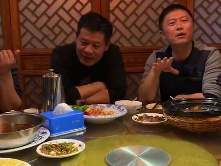 老战友,老班长如今已经是部队7级士官,一级军士长,不远千里来看望我们,为了纪念我们的战友情,大家忍不住都想唱