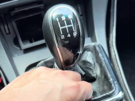 自己动手更换档把防尘套手刹防尘套#防尘套更换 #自己修车 #厦门二手车卢道长 #修理厂的噩梦