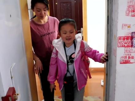 先天失明的高雅最骄傲的事情是能够独自上学,但她不知道,总有一个人默默伴她“独”行。@抖音小助手