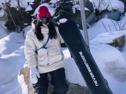 小白入门的第一块滑雪板,性价比推荐Nobaday小黑板。纯针对性价比推荐的国产小板板!其他大牌初级板也适合新手、颜值党也可以直接入自己喜欢的板面!
5-6k的女款step on配不到1k的小黑板一点不觉得掉价🐮还可以卖二手😆该省省该花花。
#金牌滑雪教练 #全民冰雪季
