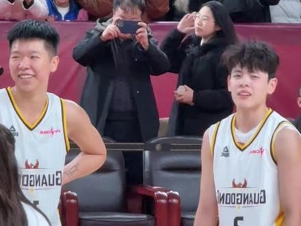 偷笑的姐,哭泣的妹,安慰的大哥 #杨舒予 #杨力维 #篮球