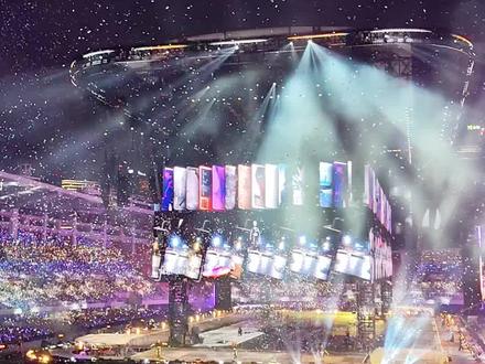 简直是浪漫疯子 彩带每一个角落都能飘到.#薛之谦#薛之谦万兽之王演唱会