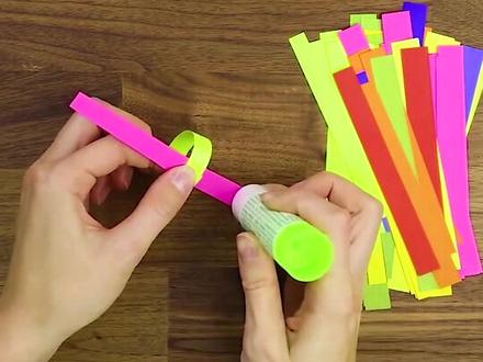 用纸做的窗帘?老妈的心思你别猜,因为我也不知道是干什么用的!