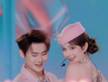 感谢抖音商城春上新活动,让龙队和瑶瑶再次在大舞台露脸共舞,好甜好感动❤️#龙浩天 #AI瑶瑶 #龙浩天瑶瑶 #龙浩天瑶瑶直播录屏 #粉彩风