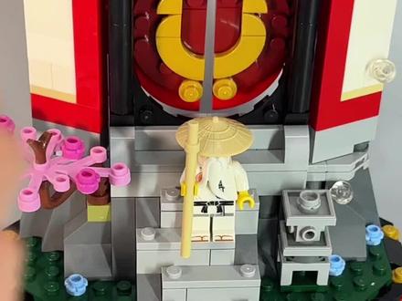 买人仔送场景?一盒就能集齐所有忍者?
名称:忍者道场展示台
编号:71866
人仔数量:8
官方售价:349
零件数:447pcs
乐高71866忍者道场展示台快速上手
乐高在幻影忍者15周年的时候可算是良心了一回,一盒就能集齐所有的忍者你敢信?
我在第一时间也是拿下了这一盒给大家做测评,我们可以看到在这个小小的展示台上包含了所有的初代忍者还有吴大师,而且还送了一只初代雷电元素大师作为15周年的纪念人仔。和之前的相比,新出的复刻初代忍者帽子用的是现在乐高流行的双色铸模,好处是不会掉色,但是没有之前的金色那么亮眼,你们觉得新版旧版哪个更好看呢?这款套装的场景是忍者道场的大门,后面的还有一个小的房间可以让杰和吴大师在这里喝茶,而这个15周年的人仔底座是可以和铁匠铺送的土元素大师合体的,这款套装的官网售价是¥349元,凭这一盒就能收到所有忍着门我是直接闭眼入了,你们觉得怎么样呢?欢迎在评论区讨论 想看更多乐高评测尽情关注小李同学哦!!#乐高 #乐高幻影忍者 #幻影忍者 #lego