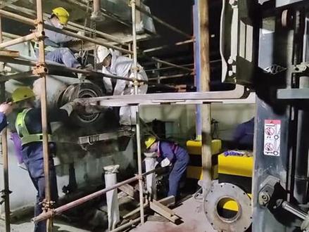 #轴承 滚动轴承常用的拆卸方法有:敲击法、气割法、拉出法、推压法、热拆法,你们平时用什么方法拆卸轴承呢?欢迎评论留言#机械