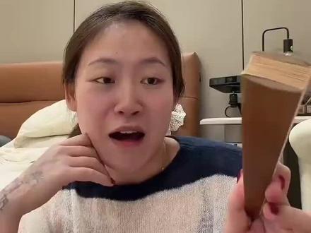 那天之后 我就没有再去打扰过你了 晚上还是会控制不住 但是我对自己说没关系的 睡着了就不会想你了这道坎我真的过不去了 可是你说的那些话我真的听进去了我没有勇气再去打扰你了 我们之间存在好多误会和问题 我们本不应该这样.
