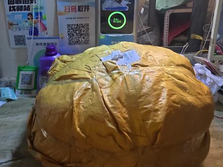 外卖员爸爸带着两个娃,被素未谋面的姐姐寄满满一袋衣服#外卖员的日常 #陌生人的善意 #感动瞬间 #正能量 #暖心正能量