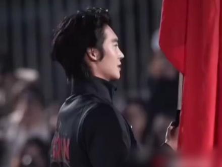 2025全国骑射巡回赛总决赛开幕式
于适任中国队旗手高举国旗入场
“鲜衣怒马少年郎,太飒爽”