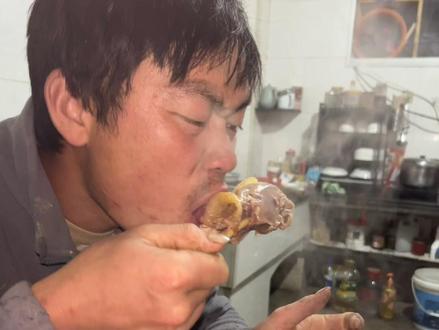 看一下土鸡是怎么喂的