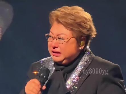 #歌曲一生清贫怎敢入繁 韩红老师泪洒现场,深情演唱这首歌也太好听了吧#音乐