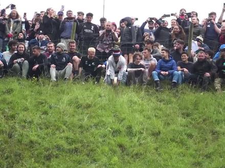 不可思议的滚奶酪比赛,选手争先恐后翻滚而下#滚奶酪比赛 #科普